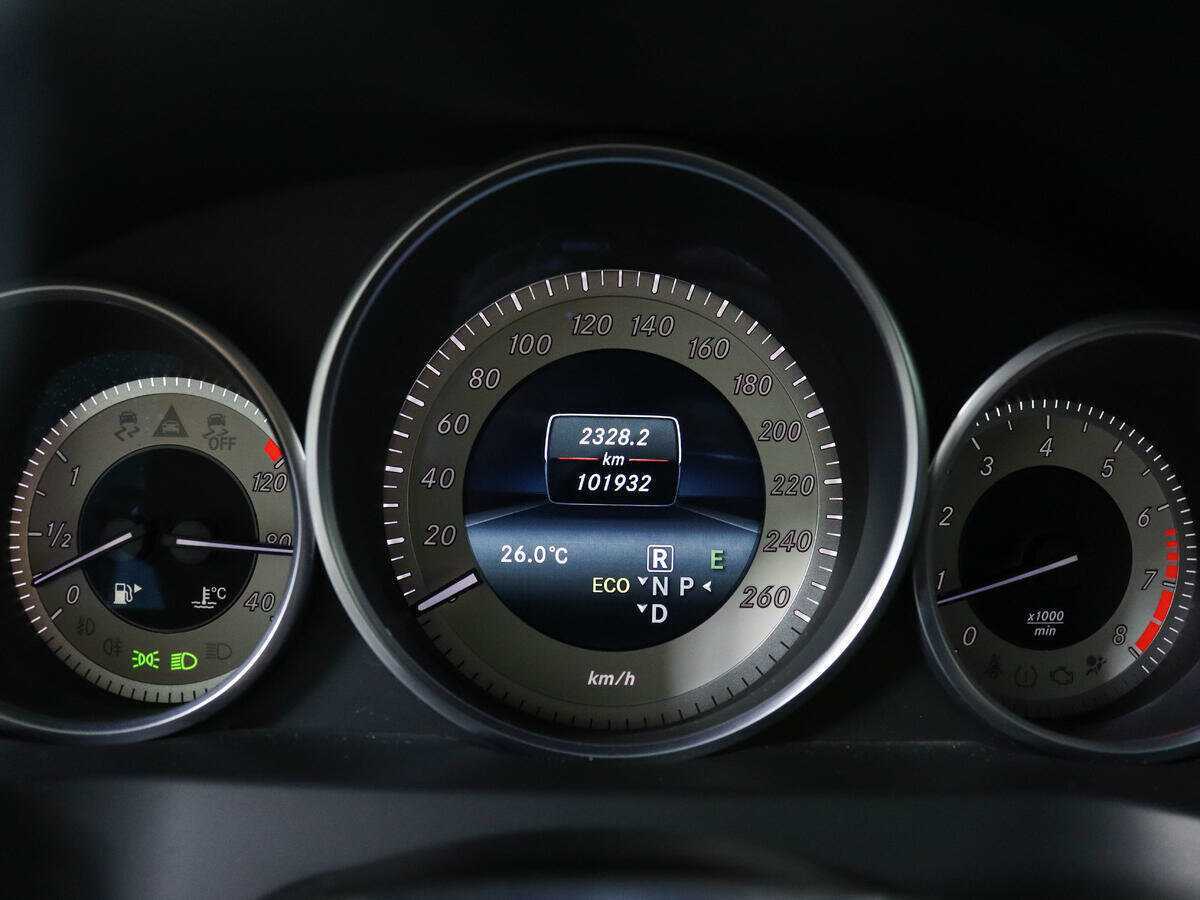 Б/У Мерседес-Бенц Е-Класс 2013 года. Фото: #8