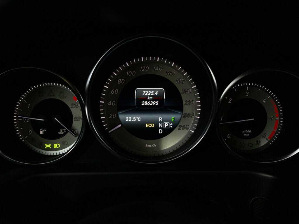 Б/У Мерседес-Бенц Е-Класс 2014 года. Фото: #11