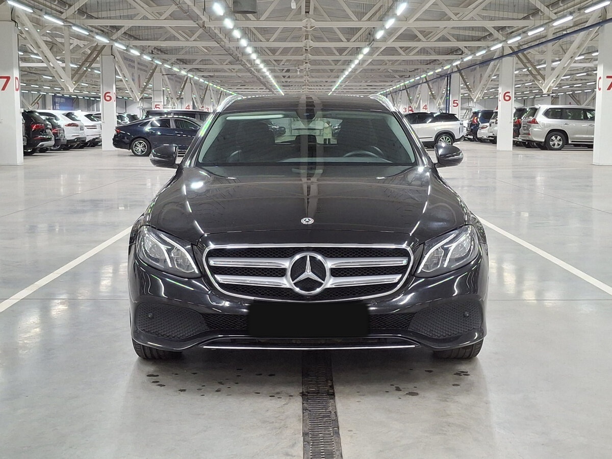 Б/У Мерседес-Бенц Е-Класс 2018 года. Фото: #1