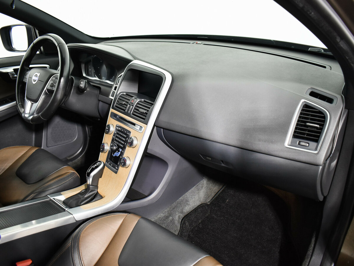 Б/У Вольво ИксЦ60 2017 года. Фото: #10