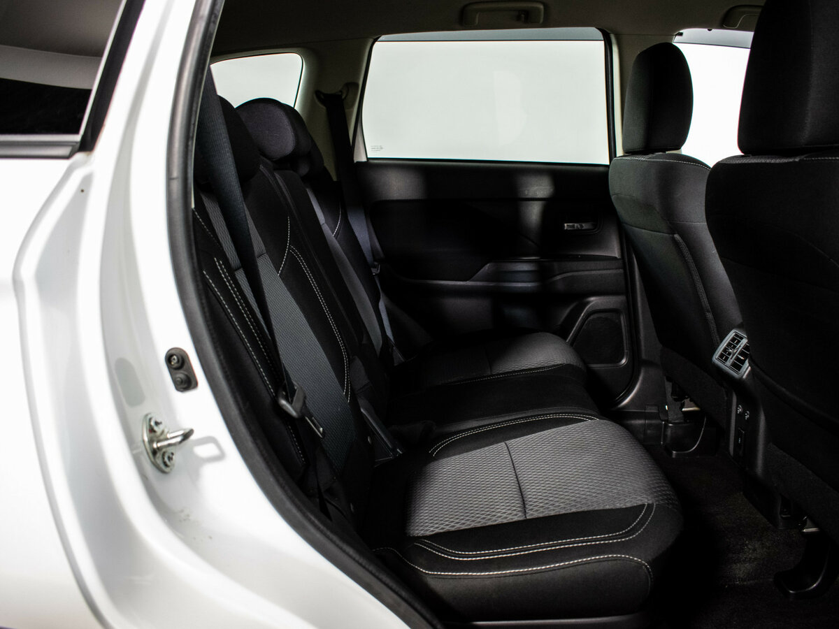 Б/У Митсубиши Оутлэндер 2021 года. Фото: #8