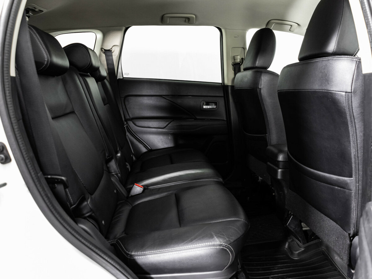 Б/У Митсубиши Оутлэндер 2016 года. Фото: #15